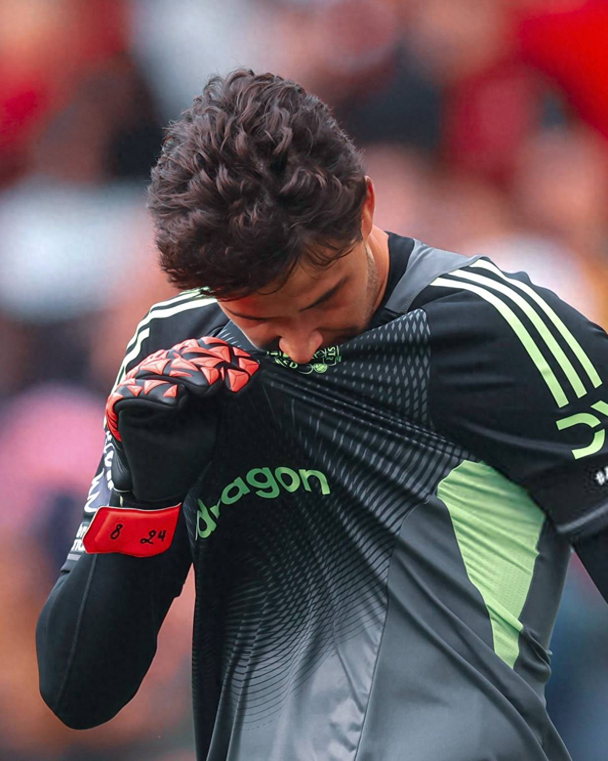 包含出色防守首场状态出色，曼联观众沸腾！，费德勒重返赛场引发球迷热议的词条