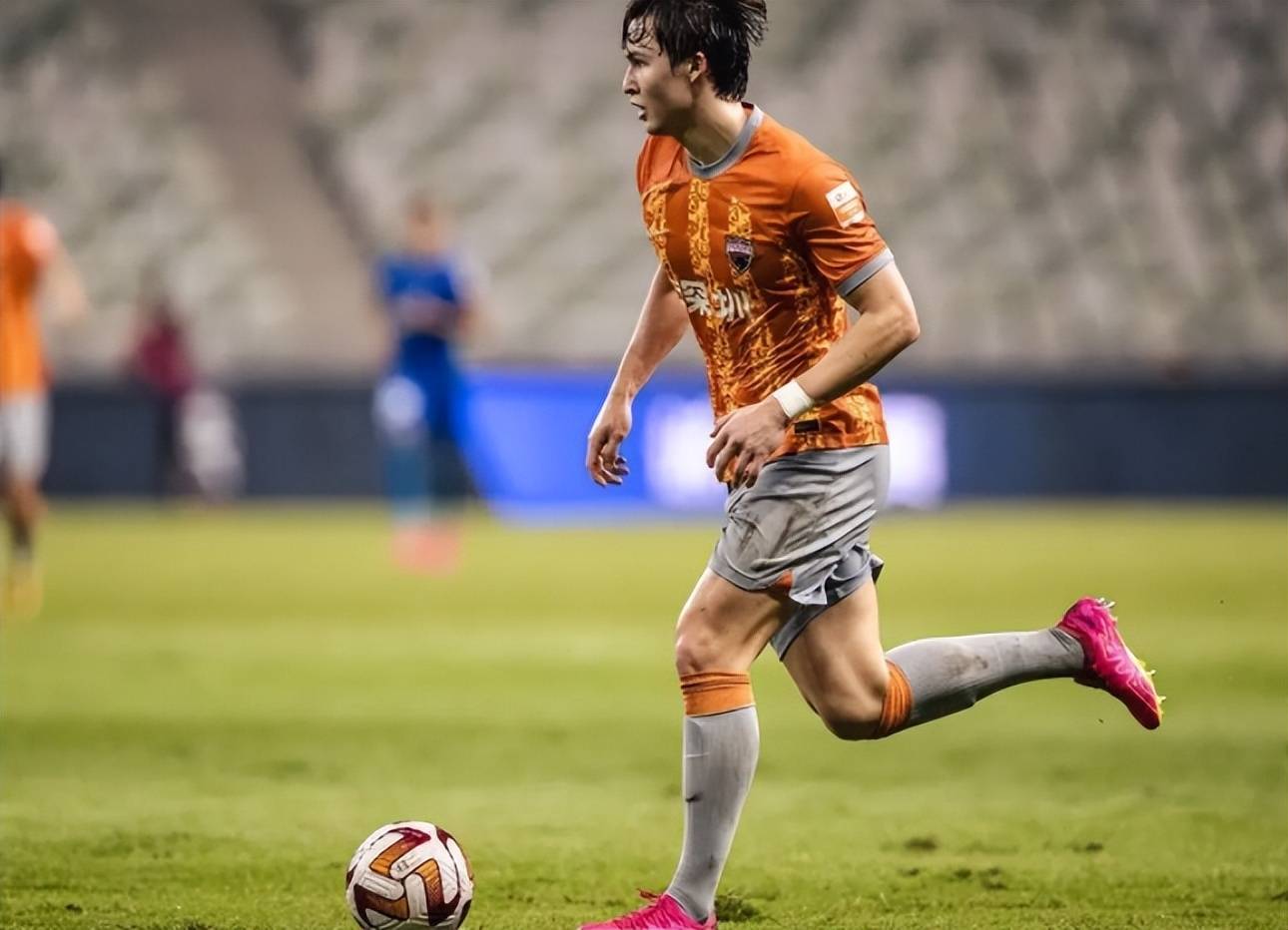 清晨体能课后，武汉三镇强势反弹备战西甲，更衣室稳定，细节决定成败(1040宏观调控三大目的)