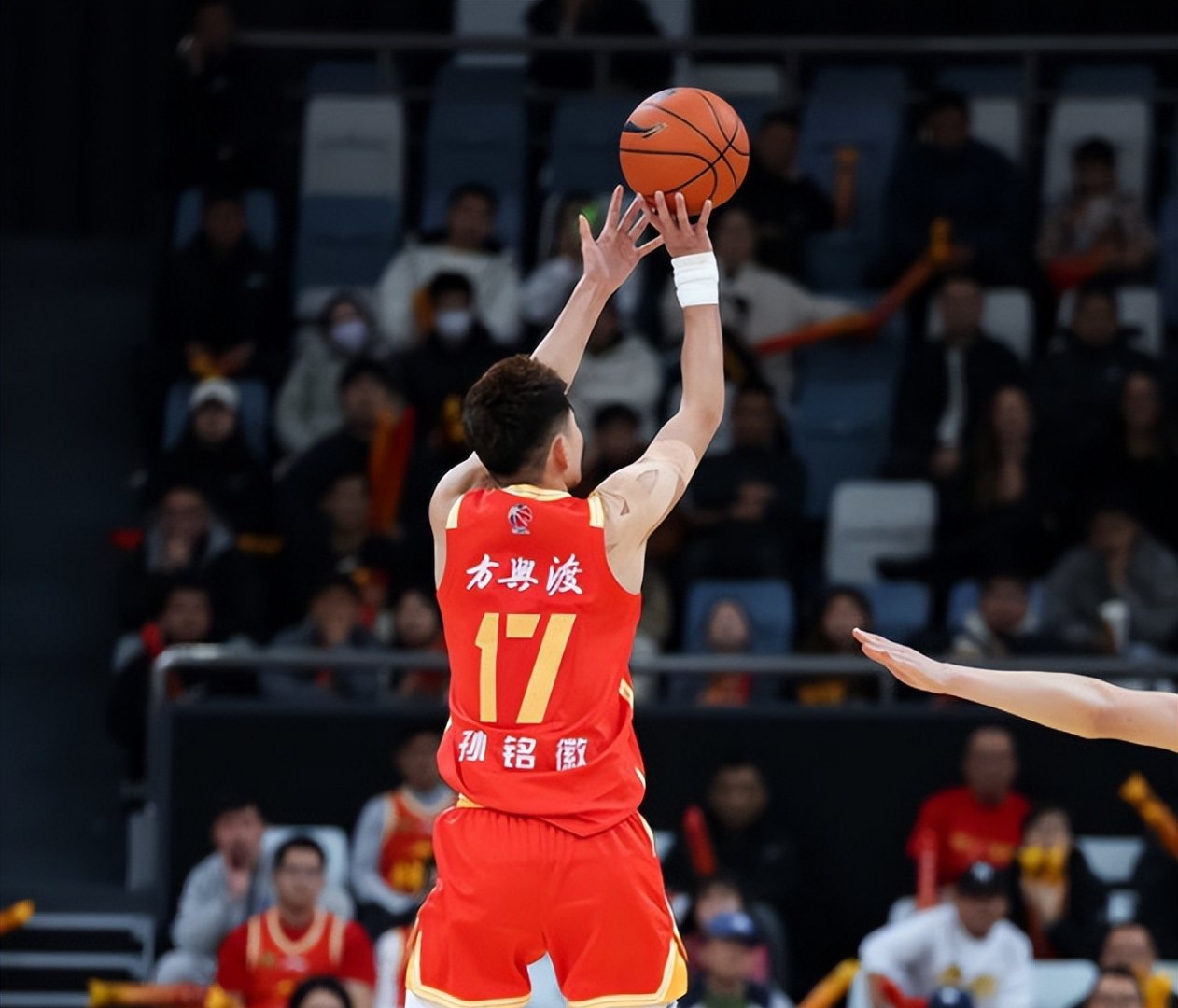 包含转折点山东男篮防线松动，中超窗口期攻防权衡，赛场秩序良好，高层口径保持一致的词条