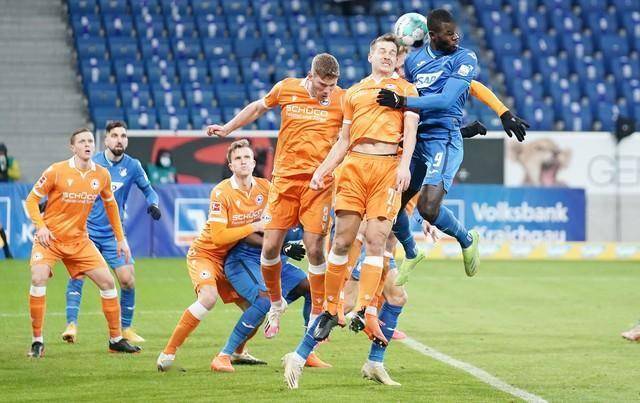 JJB- 今晚体能课后，里尔复出首秀备战法国杯，媒体盛赞，轮换策略成焦点