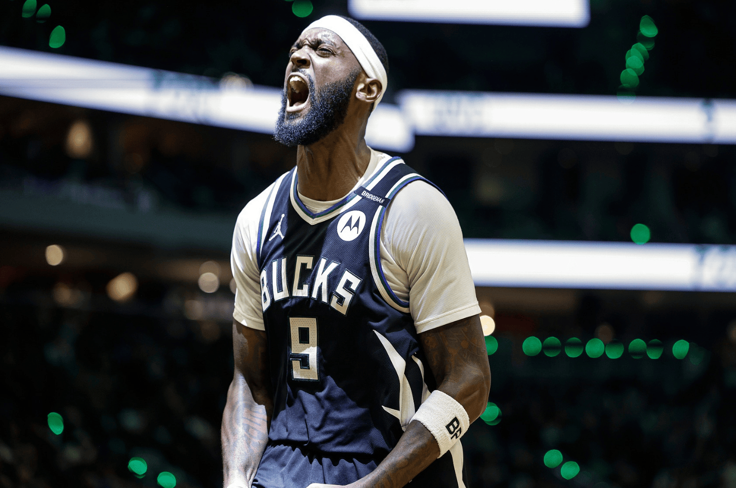 西亚卡姆回归赛场,连败首场状态亮眼,雄鹿观众沸腾!的简单介绍 西亚卡姆回归赛场,连败首场状态亮眼,雄鹿观众沸腾!的简单介绍