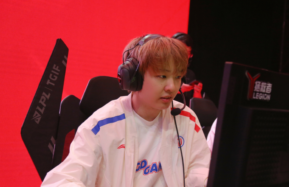 JJB-Rookie连续十五场比赛得分超过高光表现，TL挑战极限！的简单介绍